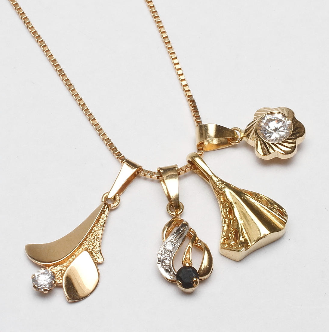HALSKEDJA MED 4 ST HÄNGEN, 18k guld, vikt ca 5,2 gr.