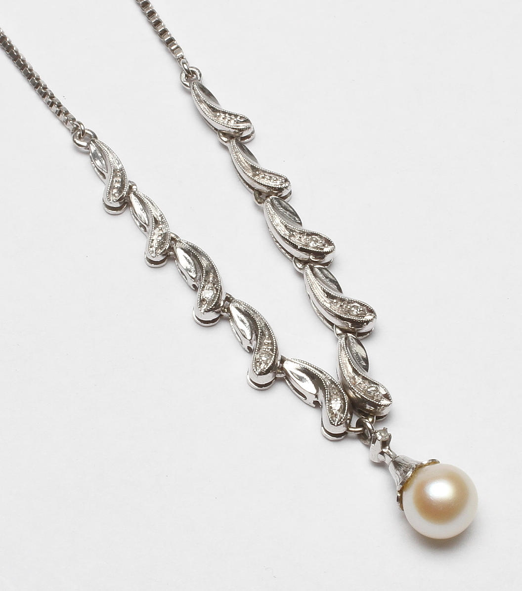 HALSBAND 18K VITGULD MED 6 SMÅ DIAMANTER SAMT PÄRLA, total vikt ca 10.4 gr.