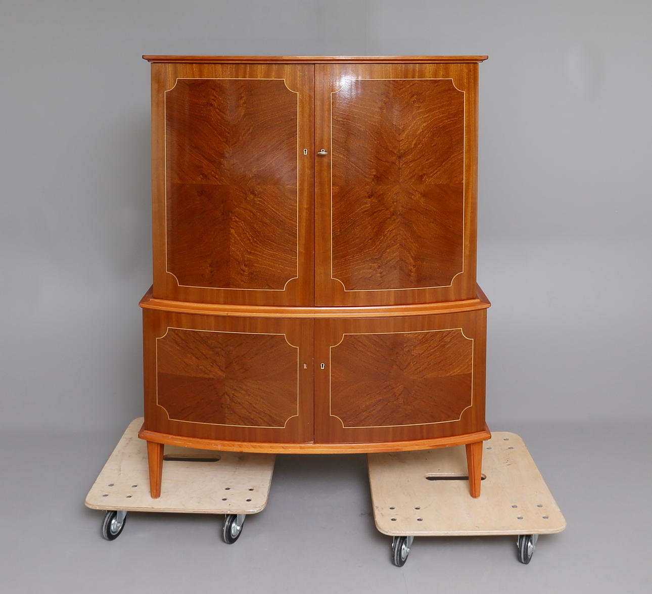 SCHRANK, Mahagoni, 20. Jahrhundert.