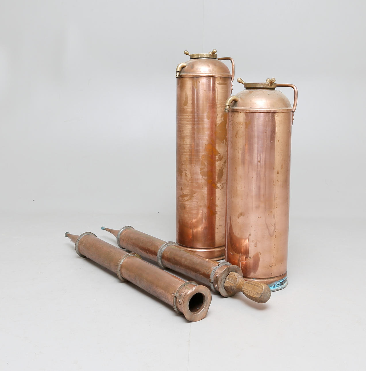 BRANDSPRUTOR samt VATTENBEHÅLLARE, 4 st, koppar, 18/1900-tal.