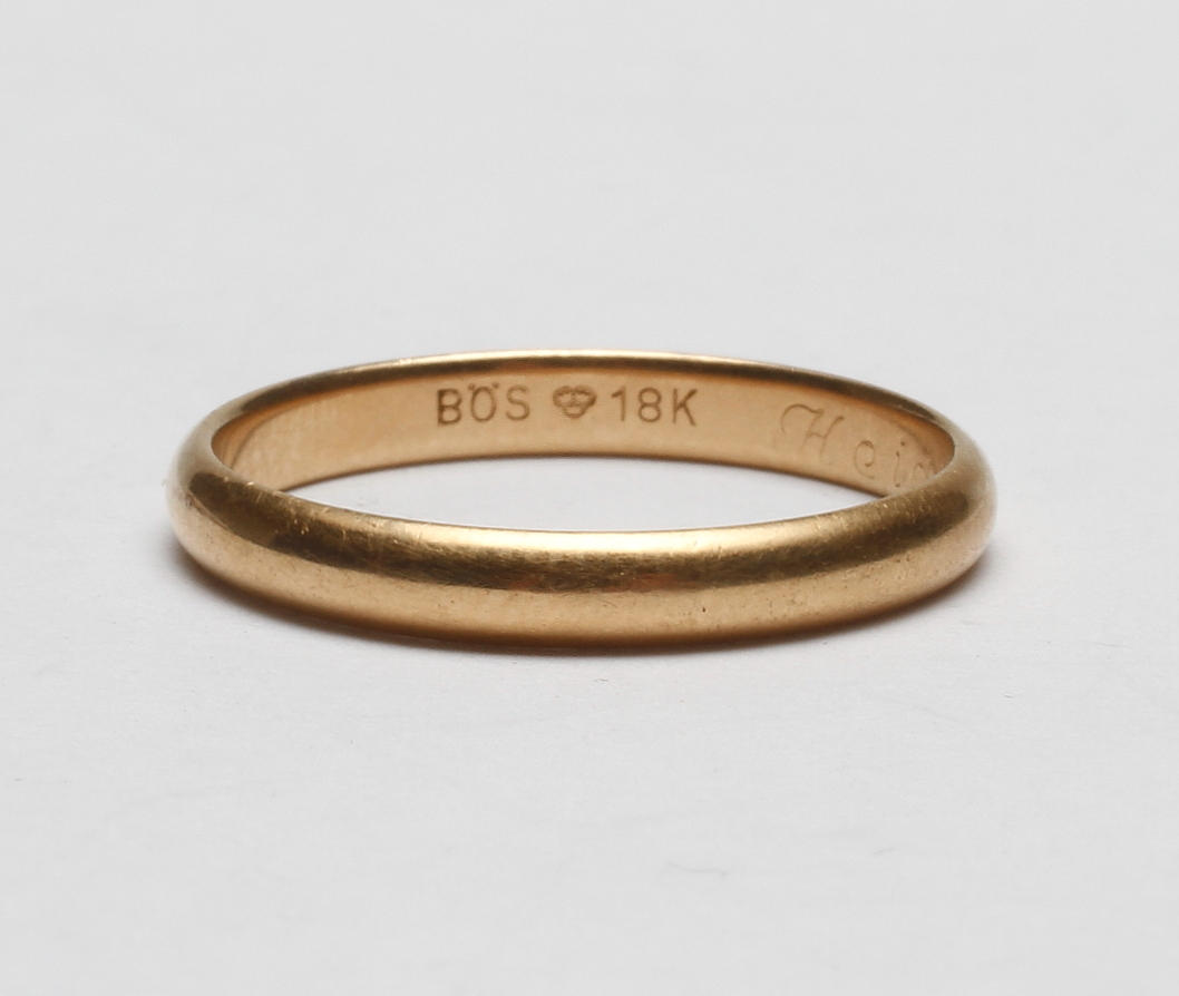 RING, 18k guld, vikt ca 2,8 gr.