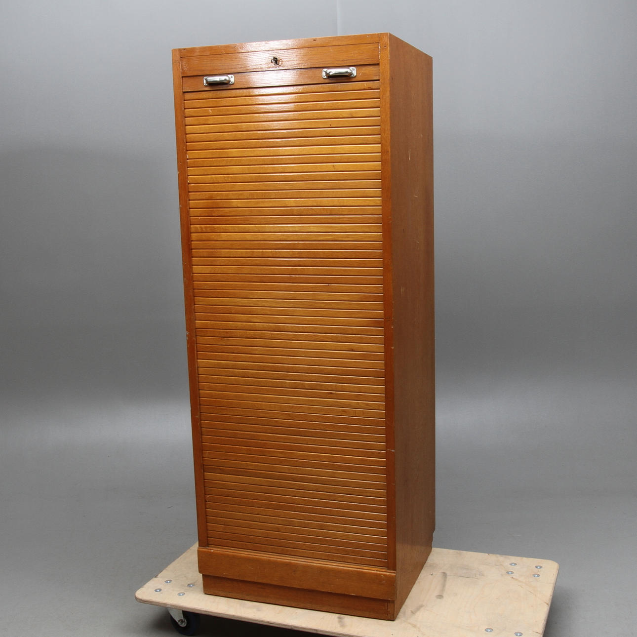 ARKIVSKÅP, med jalusi, omkring 1900-talets mitt.
