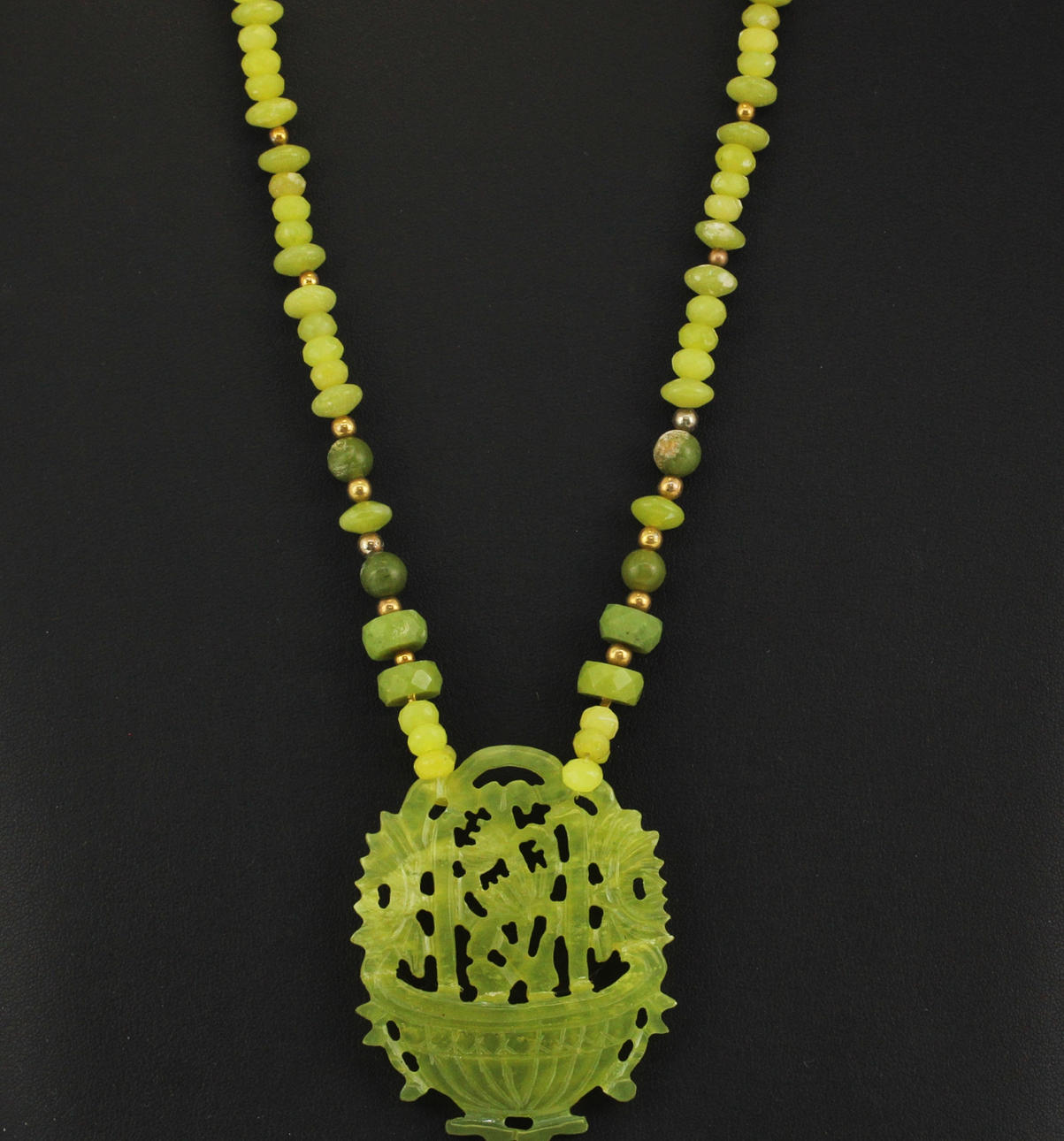 NEPHRITE JADE BEADED NECKLACE & JADE PENDANT.