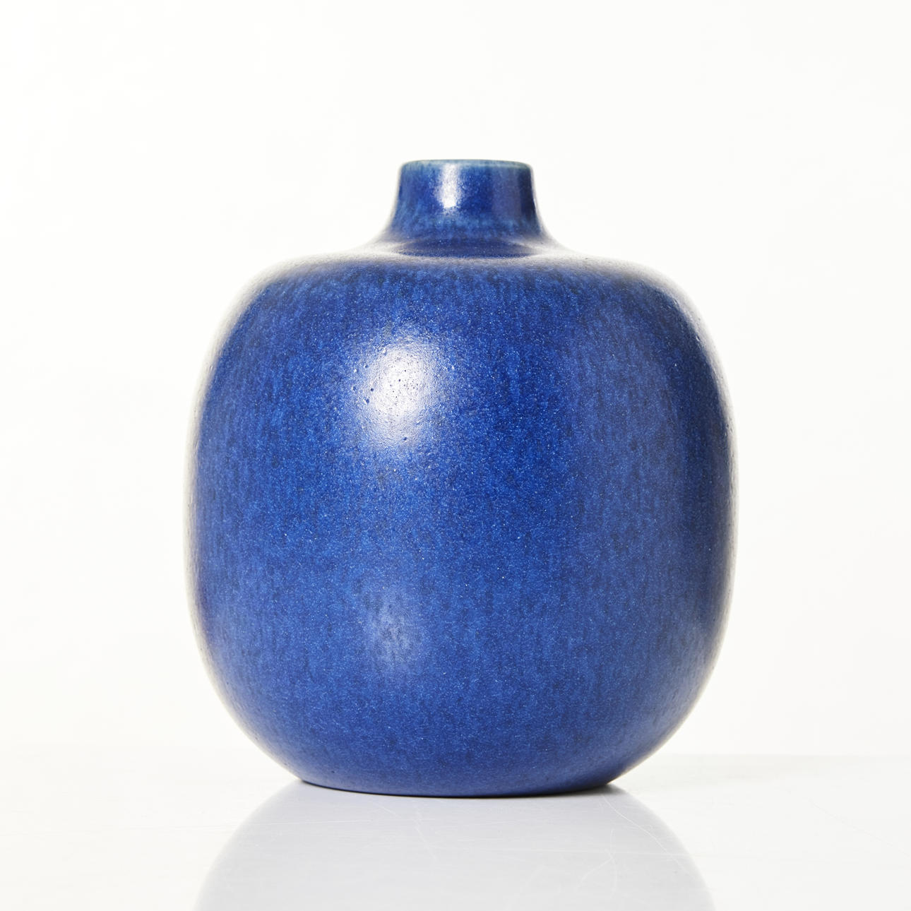 ERICH & INGRID TRILLER. Florero, gres, esmalte azul, firmado Tobo.