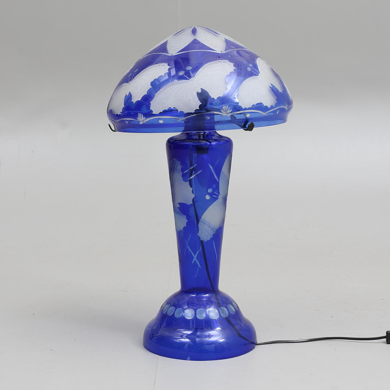 BORDSLAMPA, glas, böhmisk, 1900-tal.