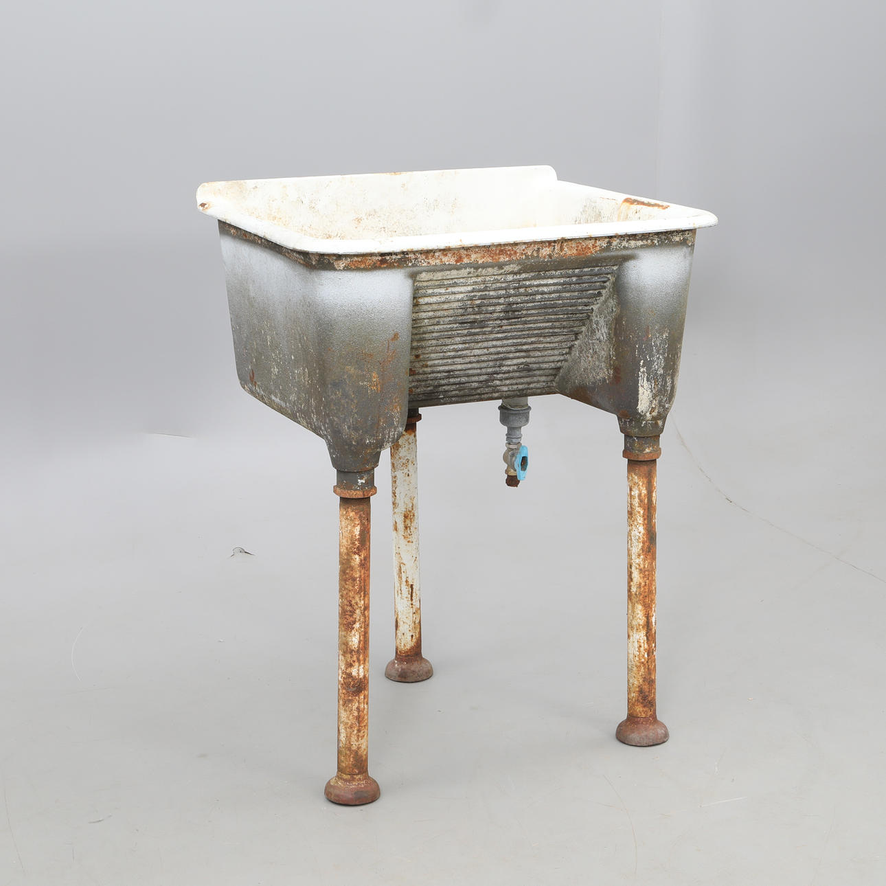 TVÄTTHO på tre ben, järn.