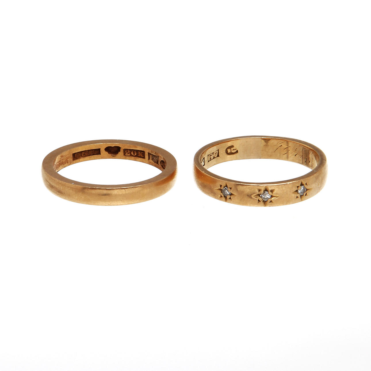 RINGAR, 2 st, 20k guld, 1 st med små diamanter, vikt ca 9,2 gram.