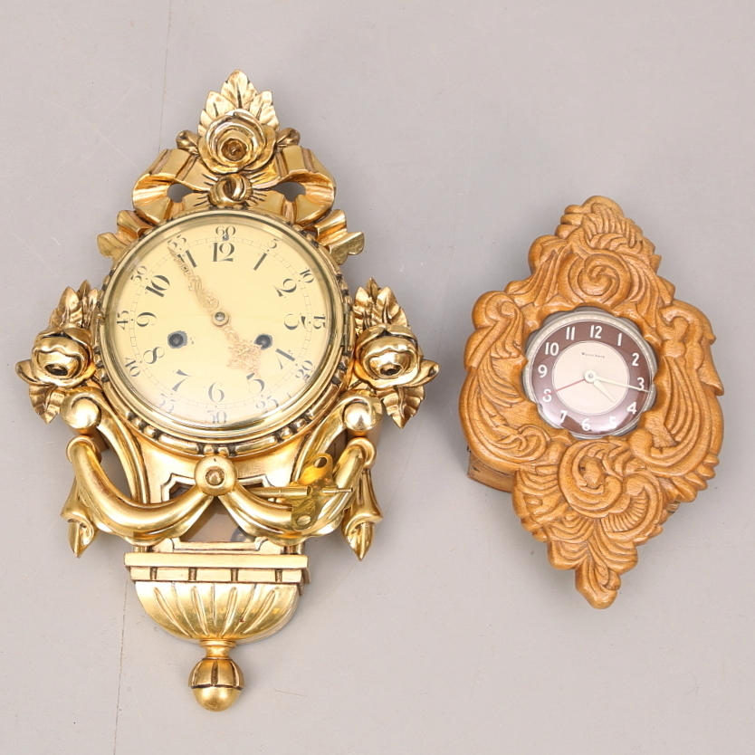 VÄGGUR, 2 st, gustaviansk stil, 1900-tal, träsnidat fodral.