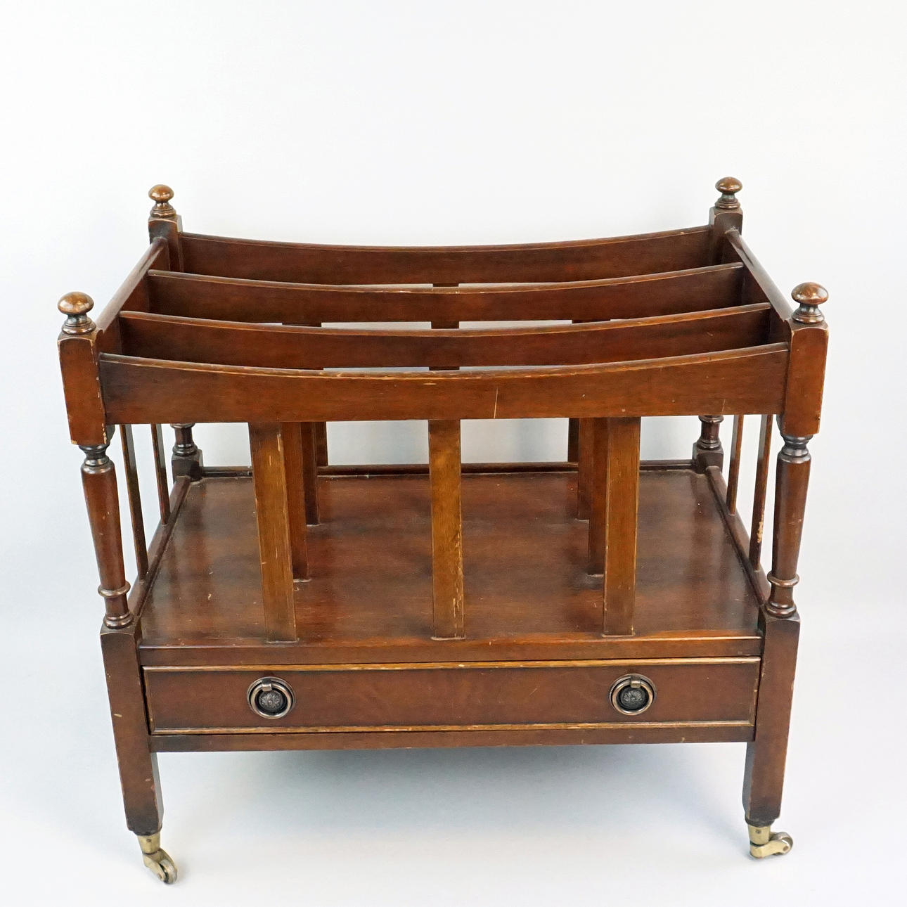 AVIS med skuffe, engelsk stil.