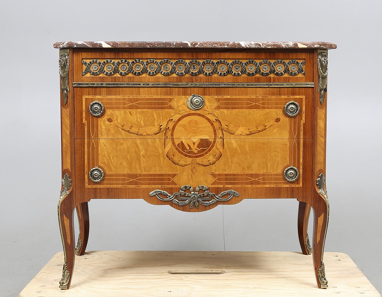 BYRÅ, Gustaviansk stil, 1900-tal.