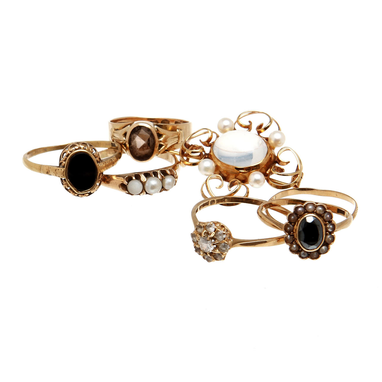 RINGAR och Brosch, 7 delar, 18k guld med stenar och pärlor, vikt totalt ca 14,5 gram.