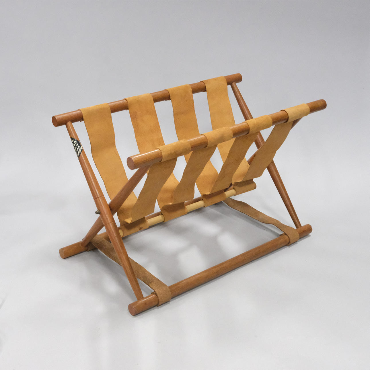 TIDNINGSSTÄLL, TRÄ OCH LÄDER.