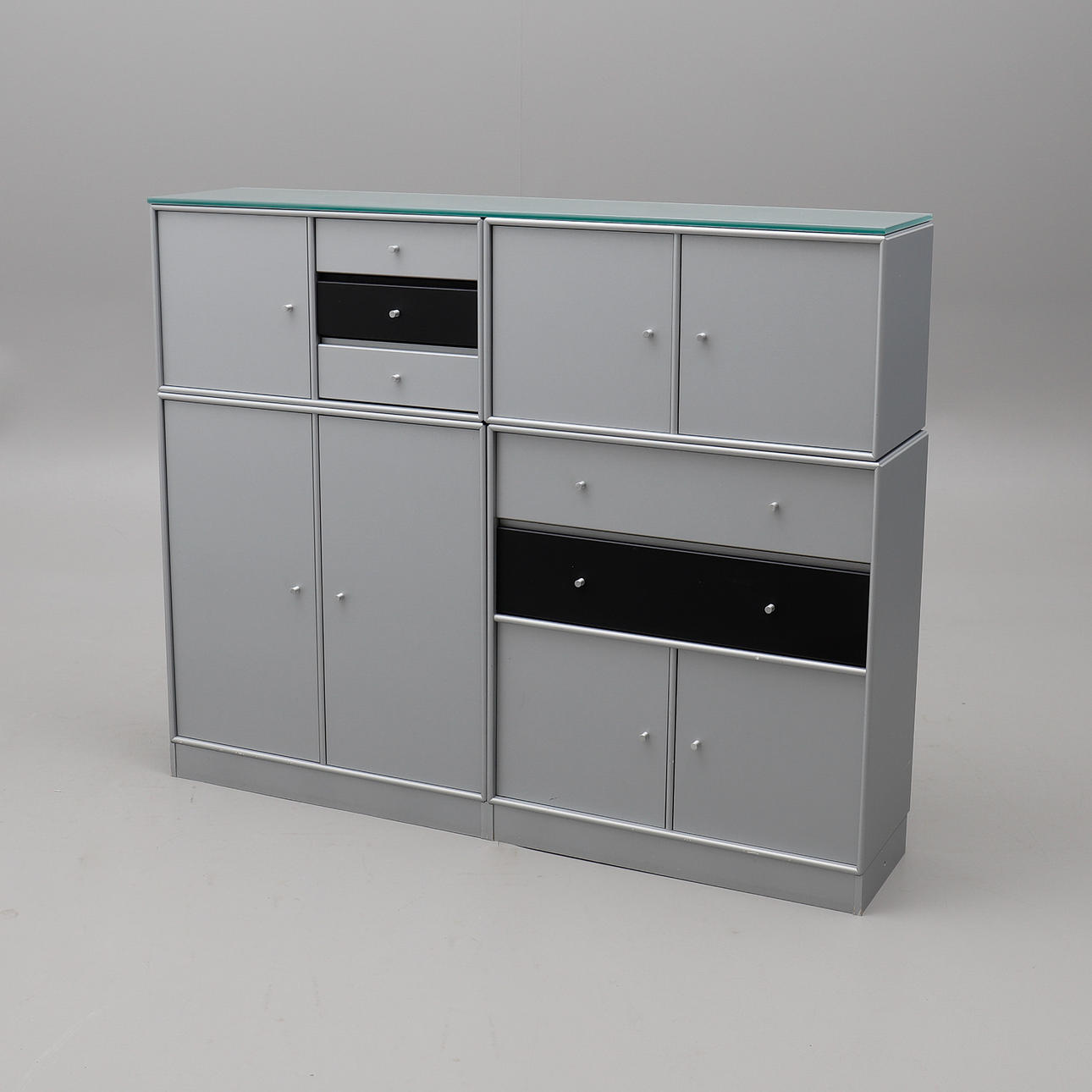 PETER J. LASSEN. REGALSYSTEM, VIER MODULE, MONTANA, DÄNEMARK.