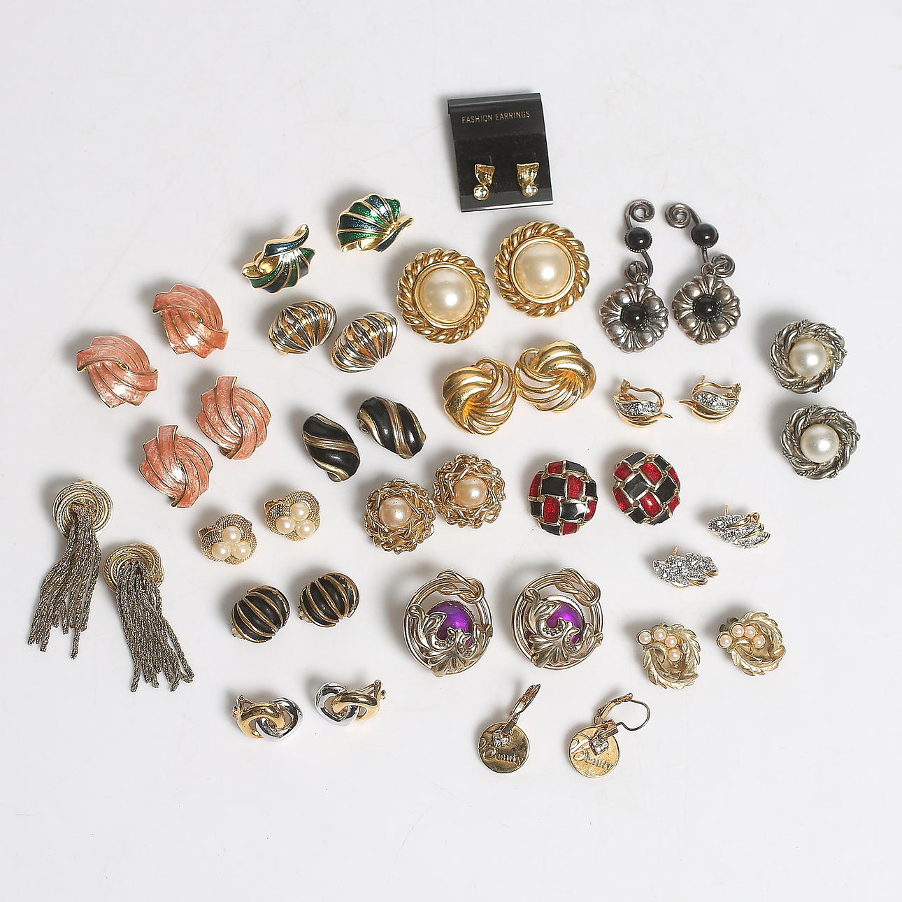 ÖRHÄNGEN, 22 par, gulmetall, emalj samt strass. Mestadels vintage, 1900-tal.