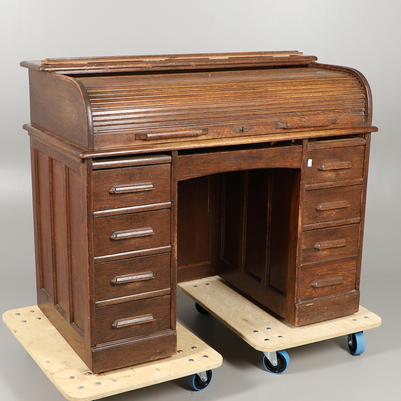 ET EG RULLE BORD (SOM FUNDET).