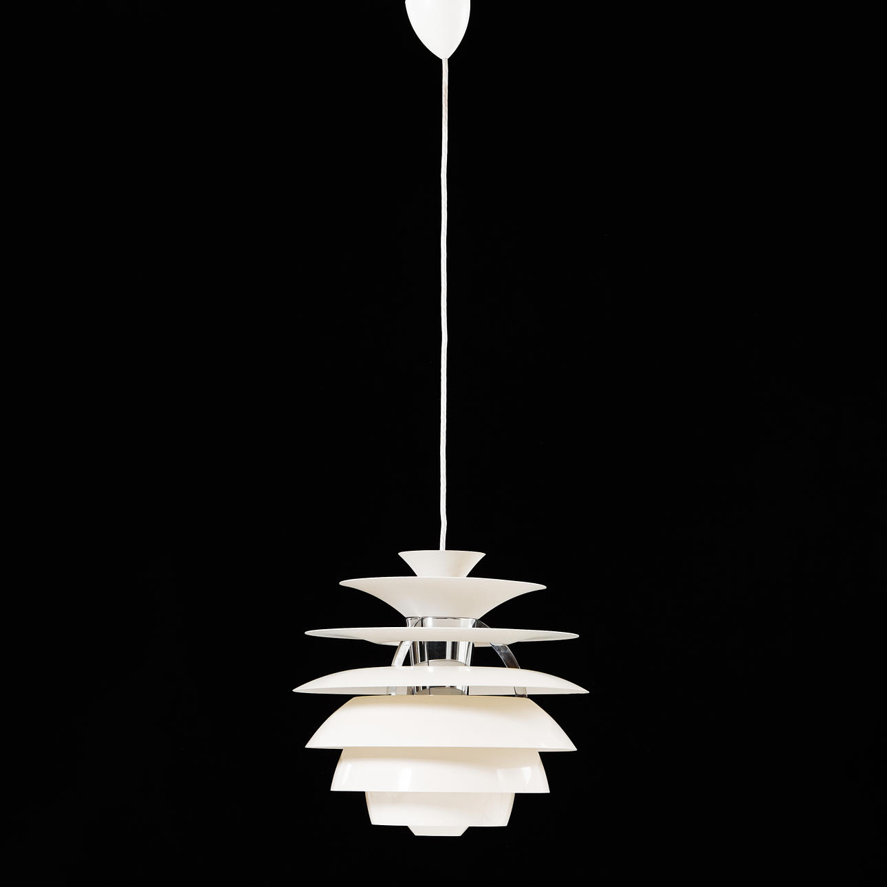 POUL HENNINGSEN. Taklampa, "PH-Snöboll", Poul Henningsen för Louis Poulsen, 1900-talets andra hälft.