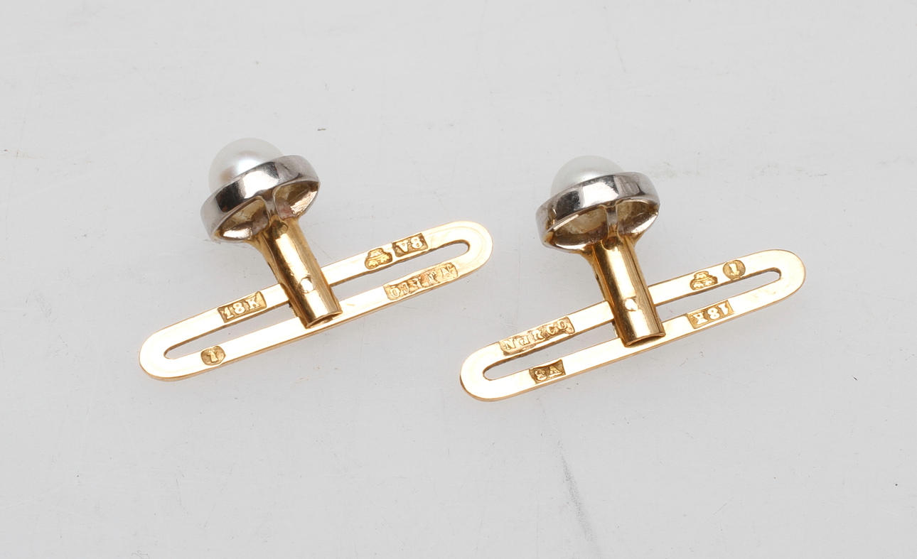 SKJORTKNAPPAR MED PÄRLA, 18k guld, vikt ca 2,4 gr.
