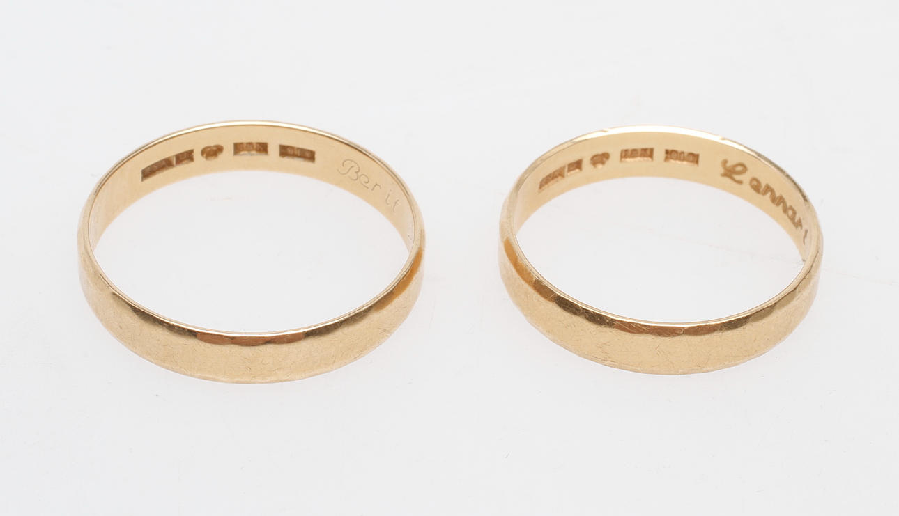RINGAR, 2 st, 18k guld, vikt ca 5,5 gr.