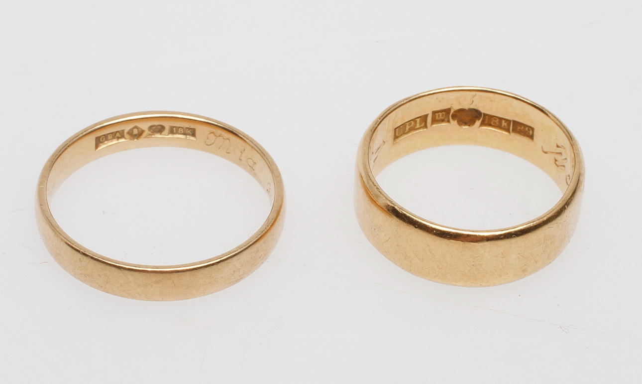 RINGAR, 2 st, 18k guld, vikt ca 8,4 gr.
