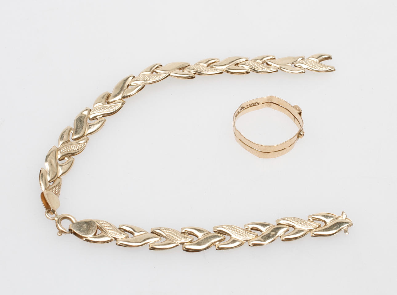 ARMBAND samt RING, 14k guld, vikt ca 5,7 gr.