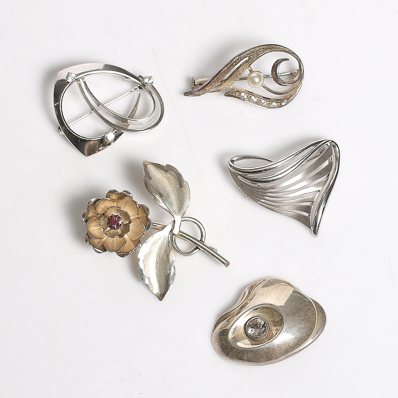 BROSCHER, 5 st, 925 sterling silver och bergskristall, bl.a. Bengt Hallberg, Köping. 1960-tal. Vikt 24 gram.