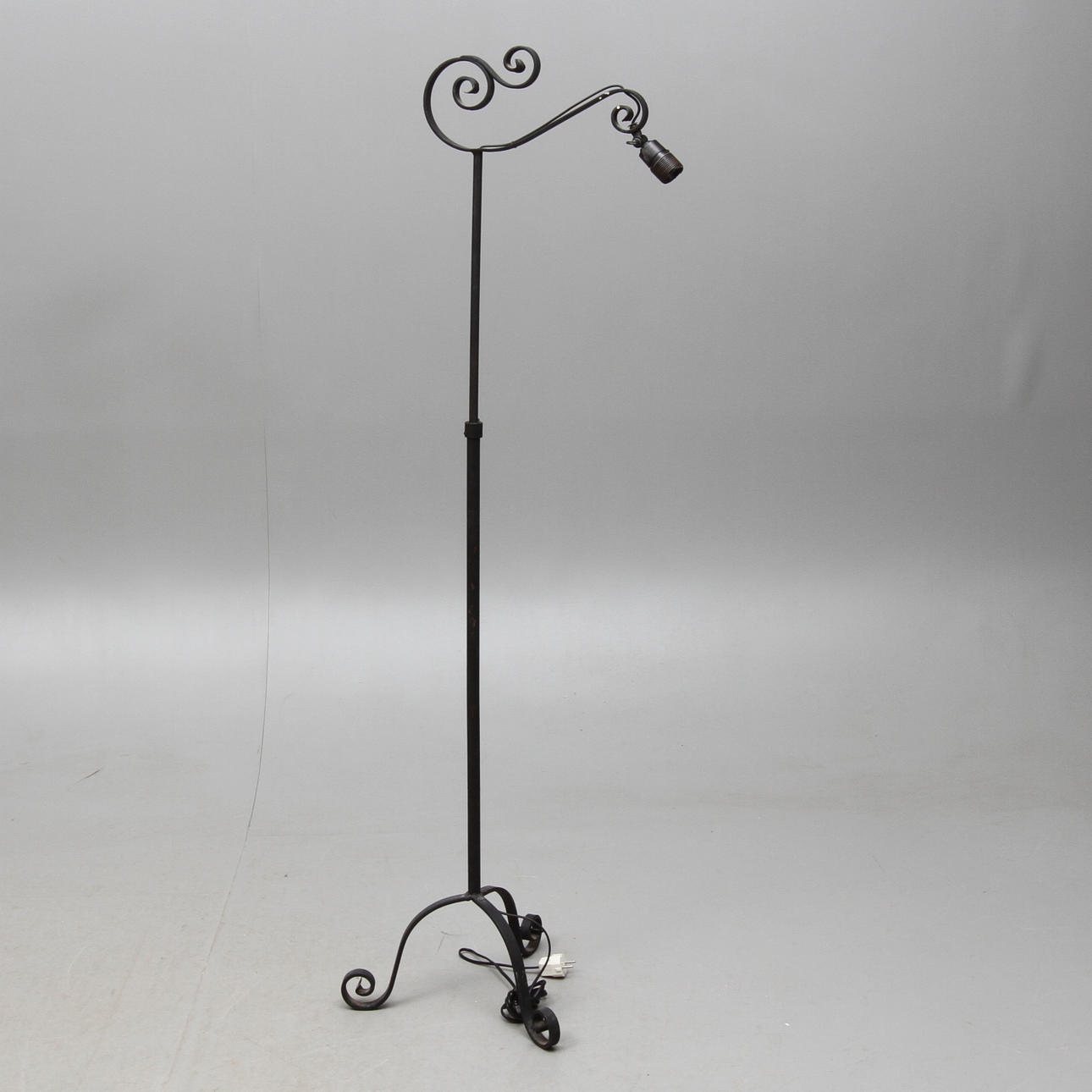 GOLVLAMPA, metall, 1900-talets andra hälft.