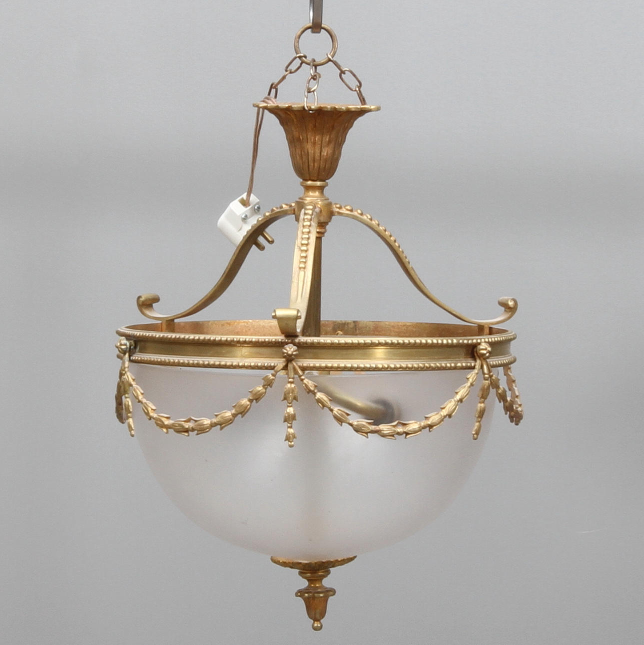 TAKLAMPA, metall och glas, 1900-tal. Höjd ca 36 cm.