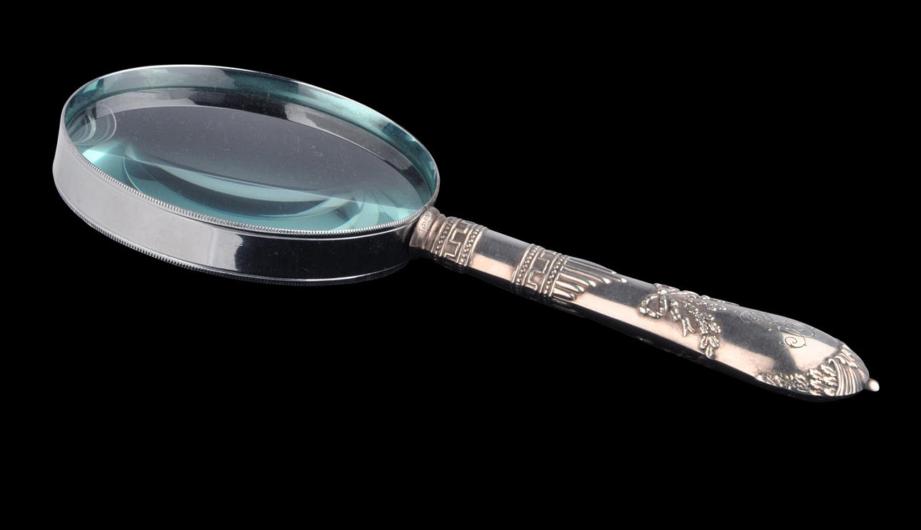 FÖRSTORINGSGLAS MED SILVERHANDTAG. Blommig art nouveau. Runt 1910. Längd 20.5 cm.