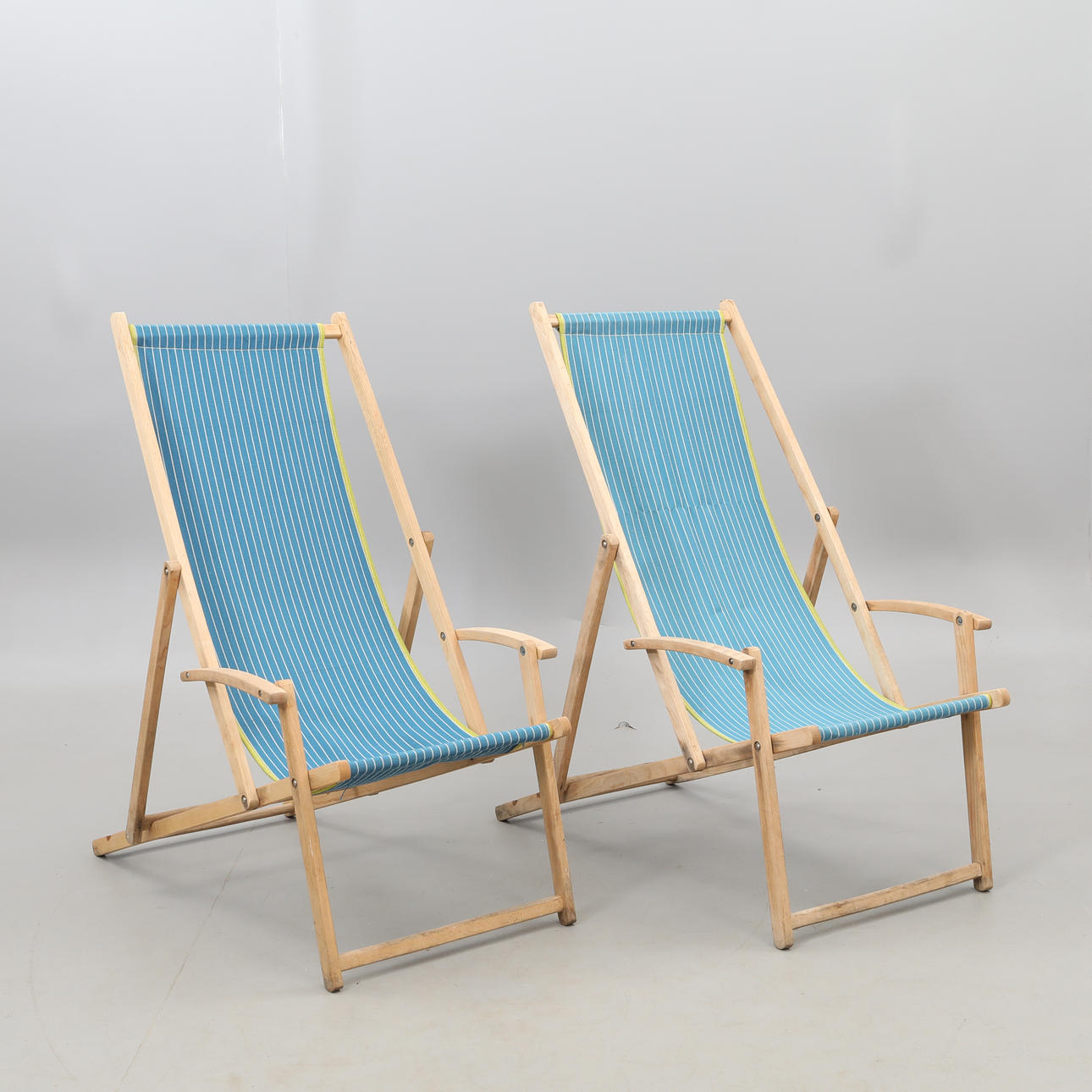 SOLSTOLAR ett par,blå markis,hopfällbara.