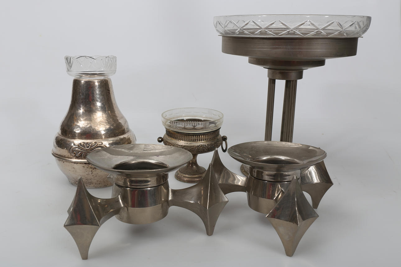 LJUSSTAKAR, VAS OCH BORDSUPPSATS, nysilver och glas, 5 delar.