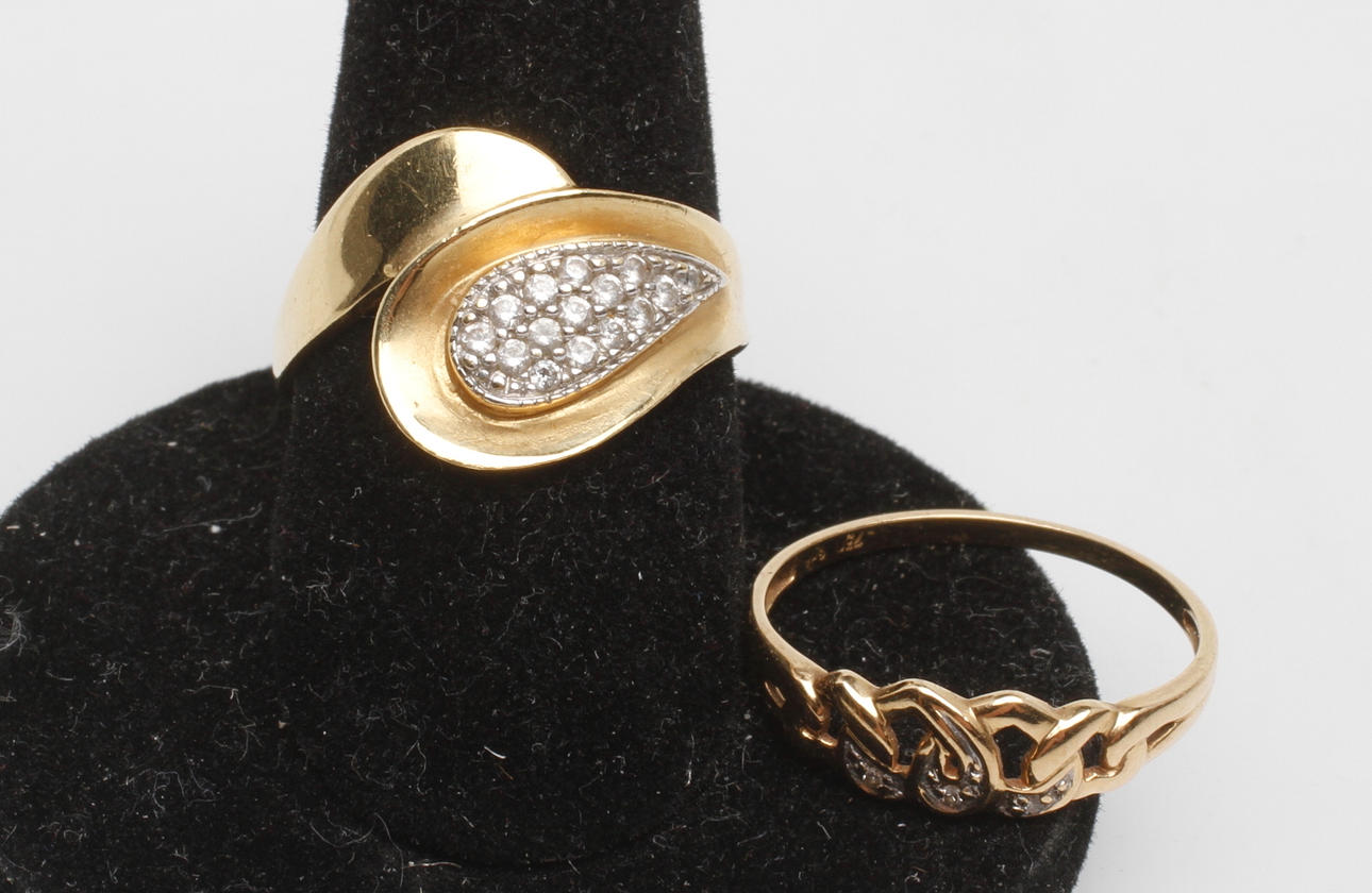 RINGAR, 2 st, 18k guld, vikt ca 5,3 gr.