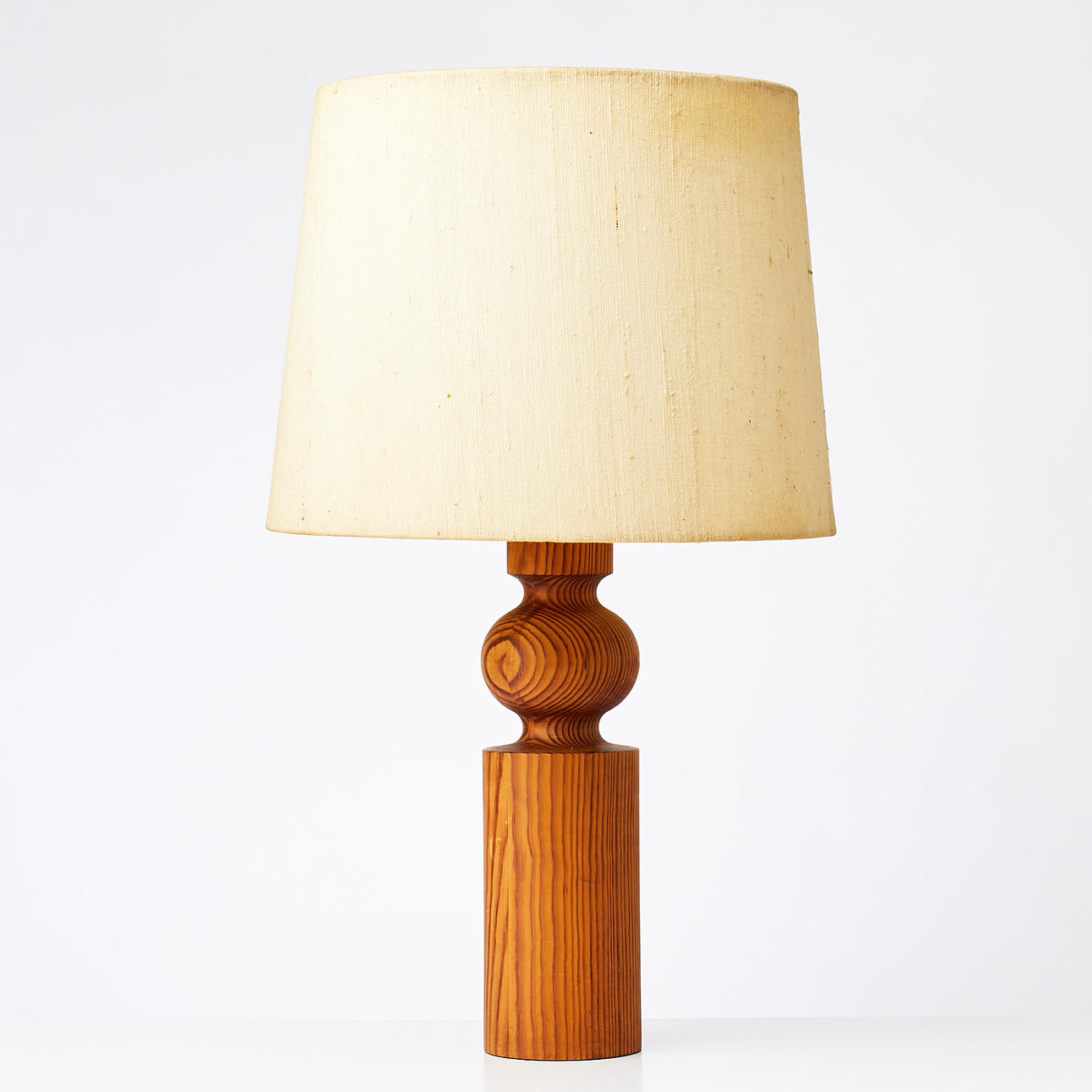 UNO OCH ÖSTEN KRISTIANSSON. table lamp, Luxus, 1970s, solid pine.