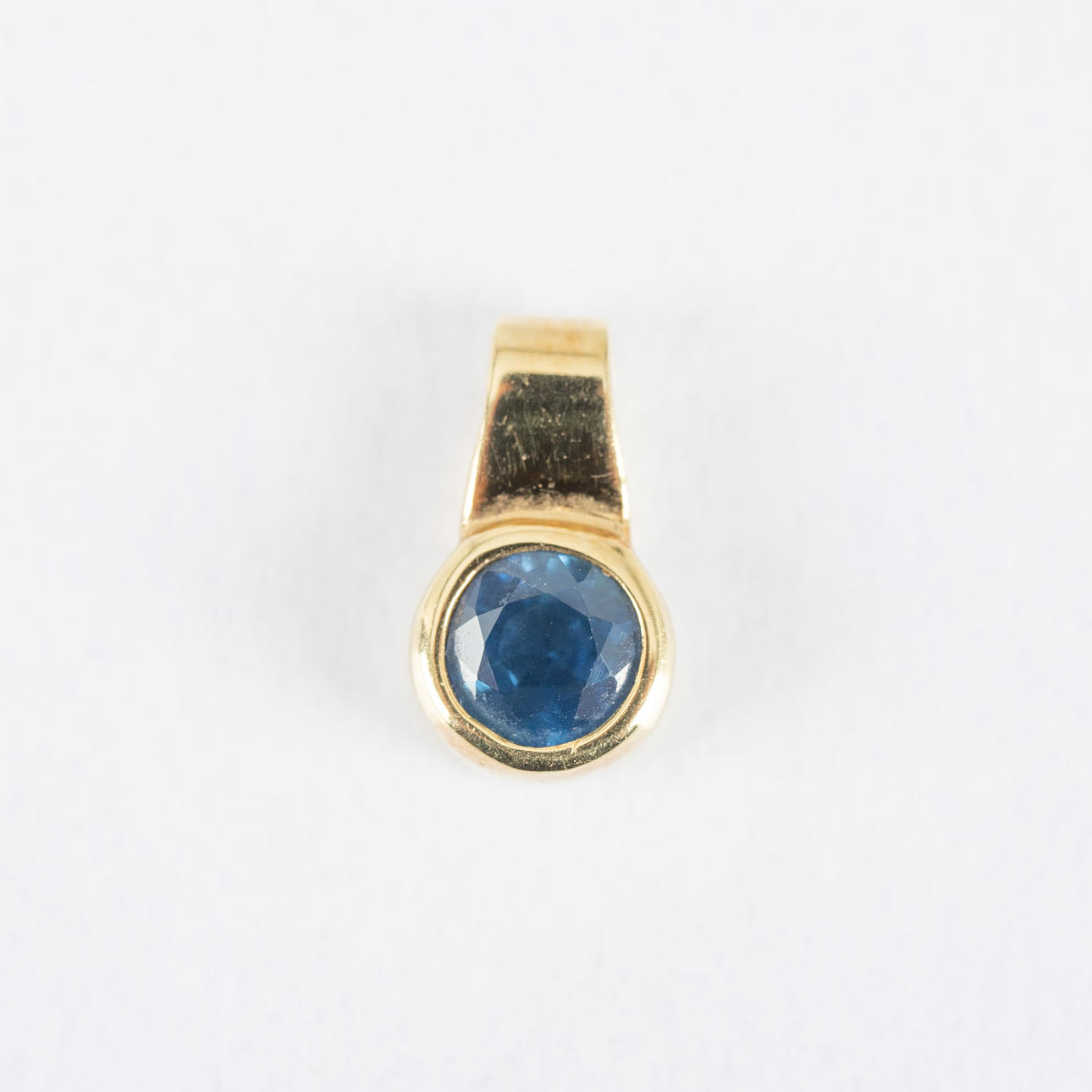 Anhänger mit Saphir.