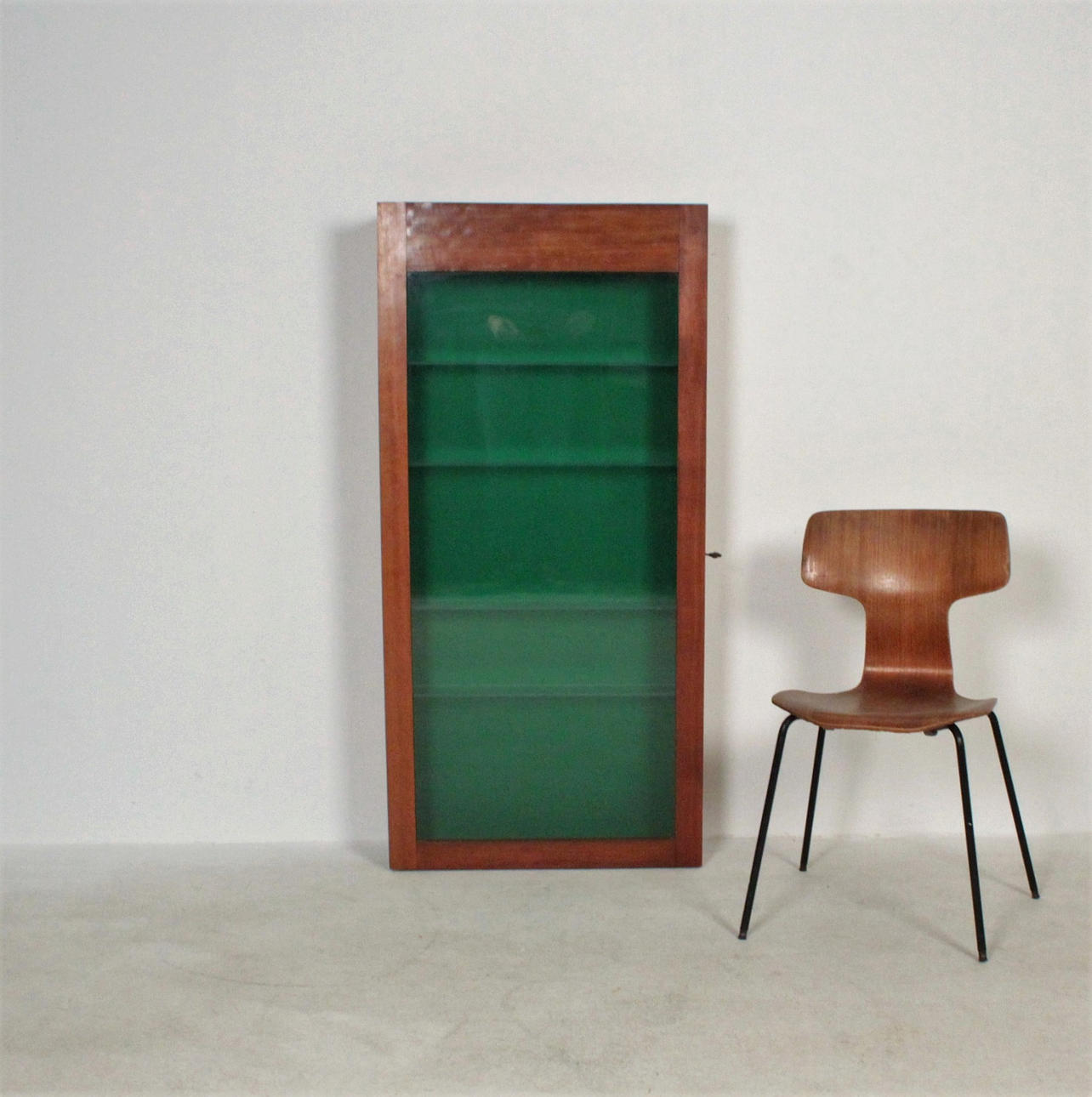 Vitrineskab af teaktræ.