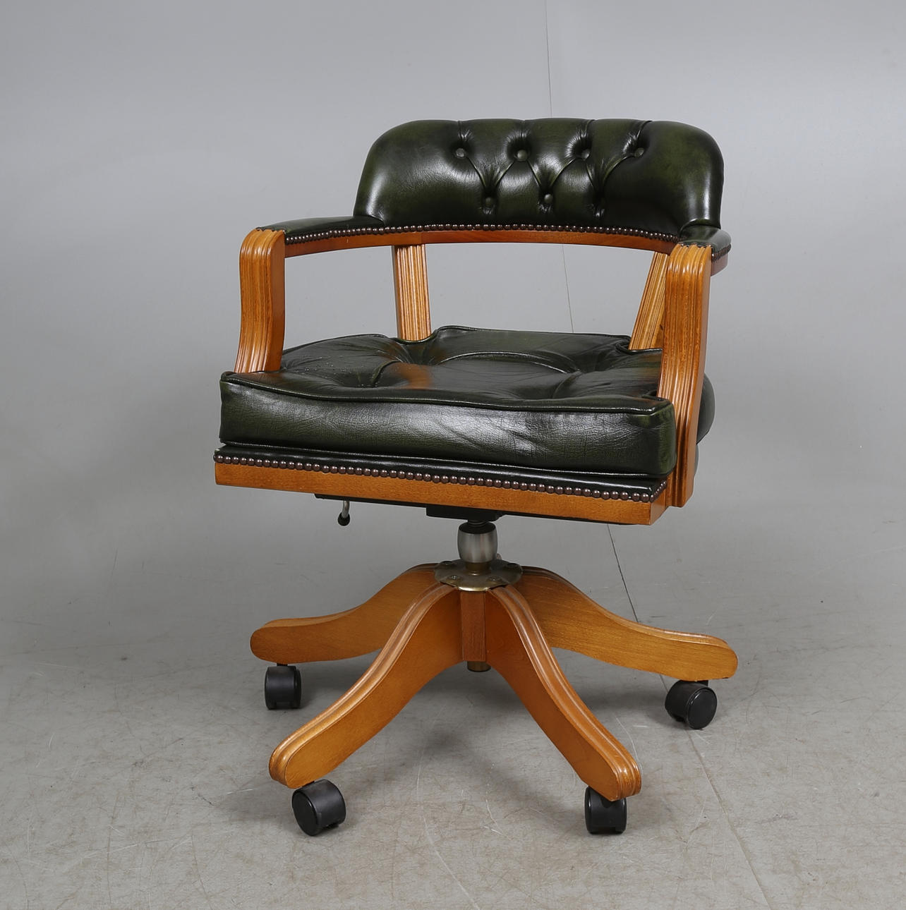 SKRIVBORDSSTOL, engelsk stil, märkt RM, 1900/2000-tal.