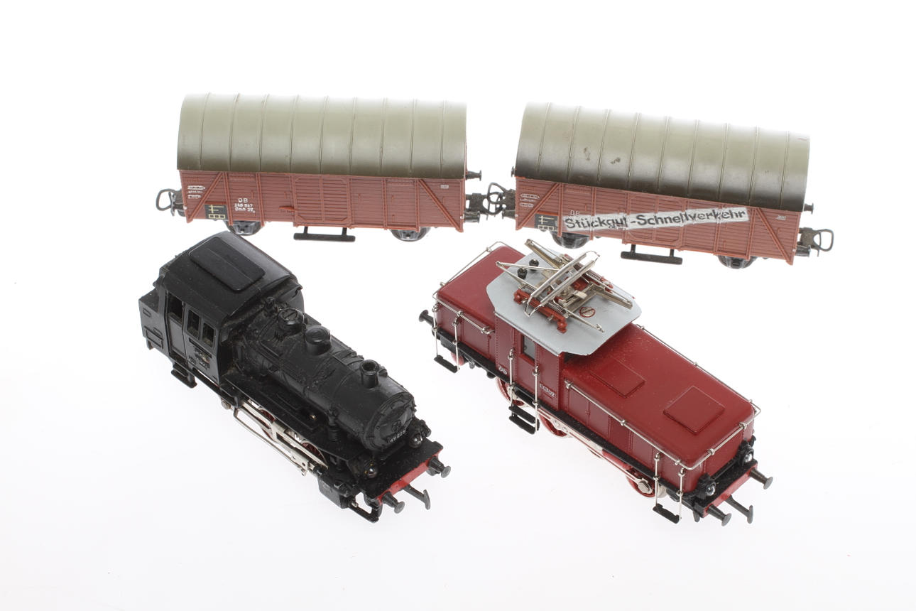 MÄRKLIN ånglok 3000 och växellok 3002 samt 2 godsvagnar.