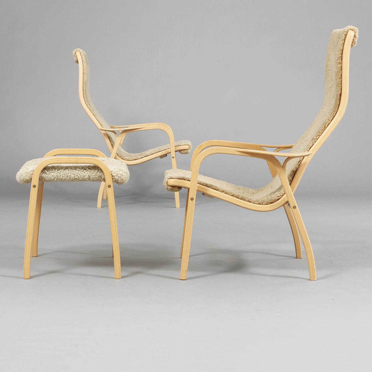 FÅTÖLJER "LAMINO", ett par samt en FOTPALL. Yngve Ekström för Swedese.