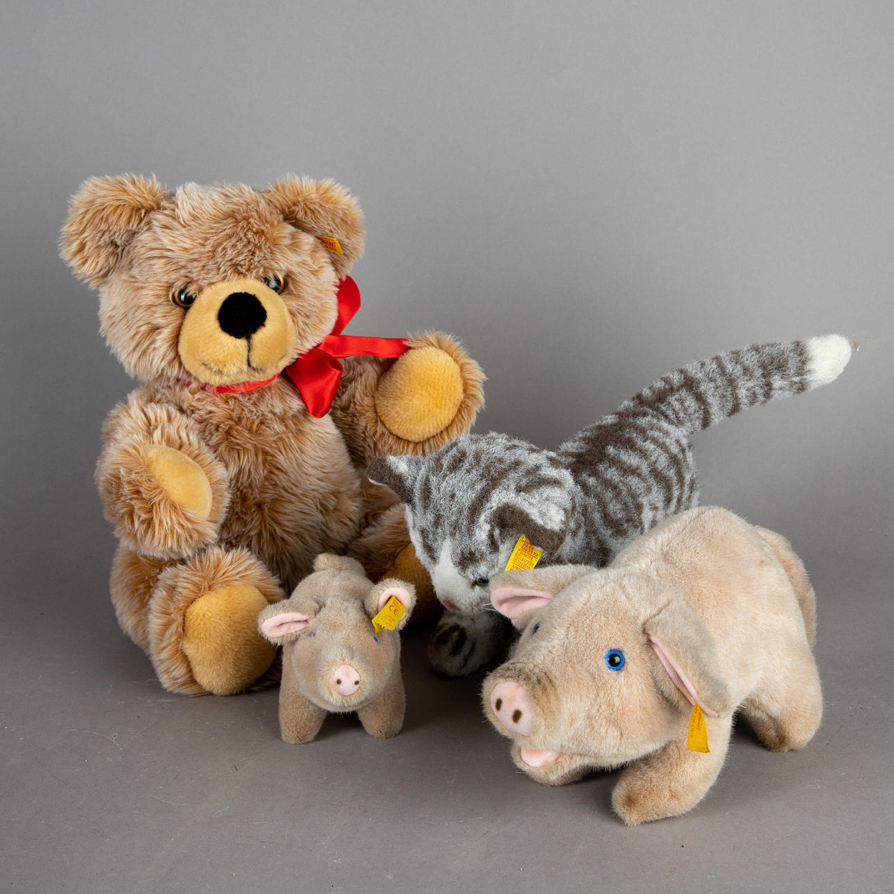 STEIFF. Teddy bear, cat and two pigs (4).