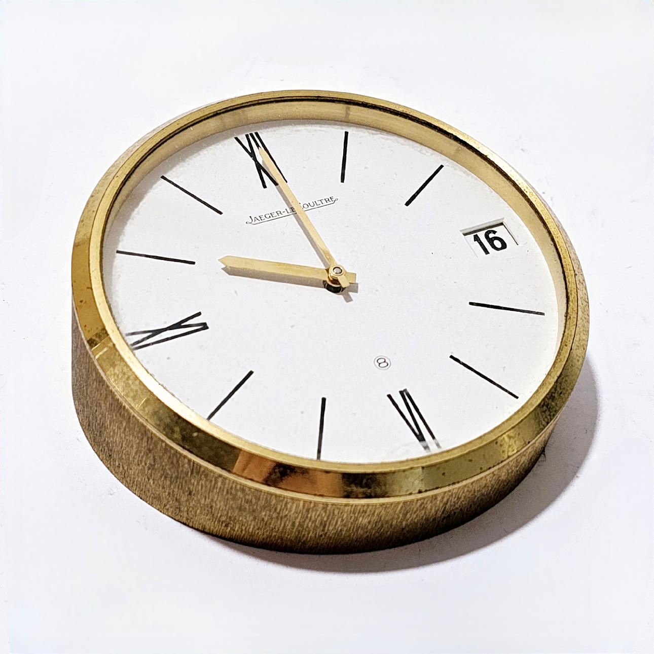 JEAGER LECOULTRE. DESK CLOCK WITH CALENDAR IN GOLDEN METAL.