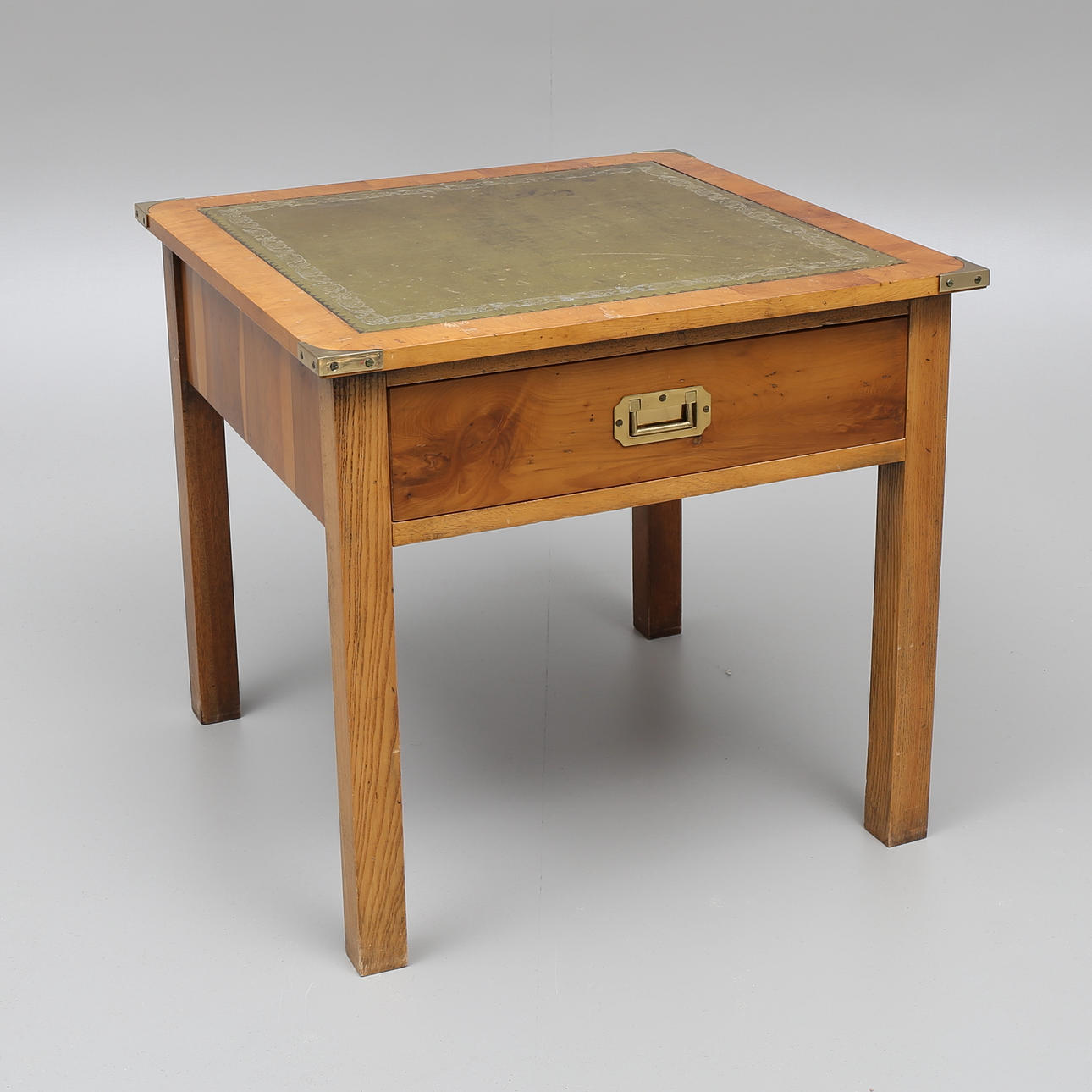 LAMPBORD med låda och skiva av grönt läder.