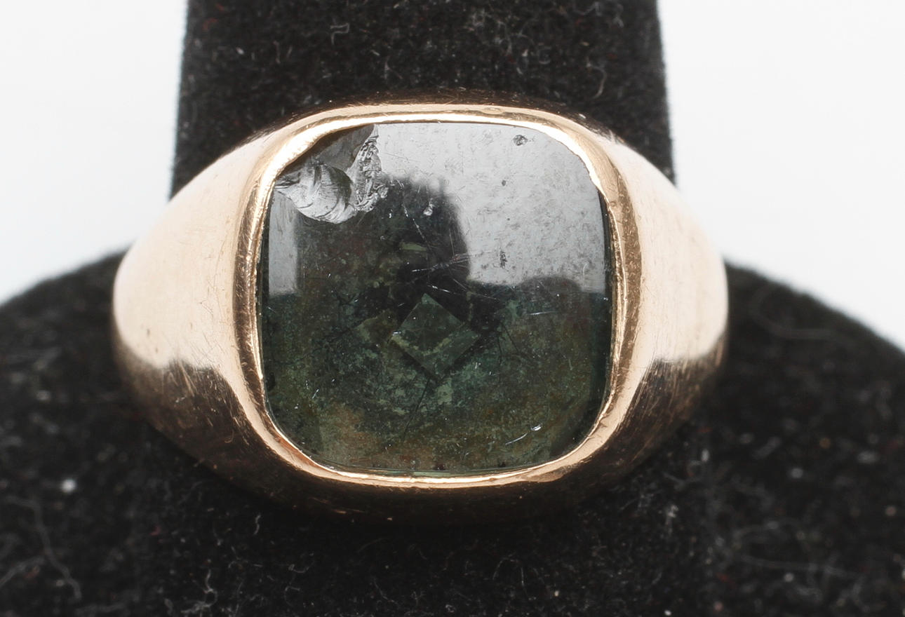 KLACKRING, 18k guld, med sten, total vikt ca 8,3 gr.