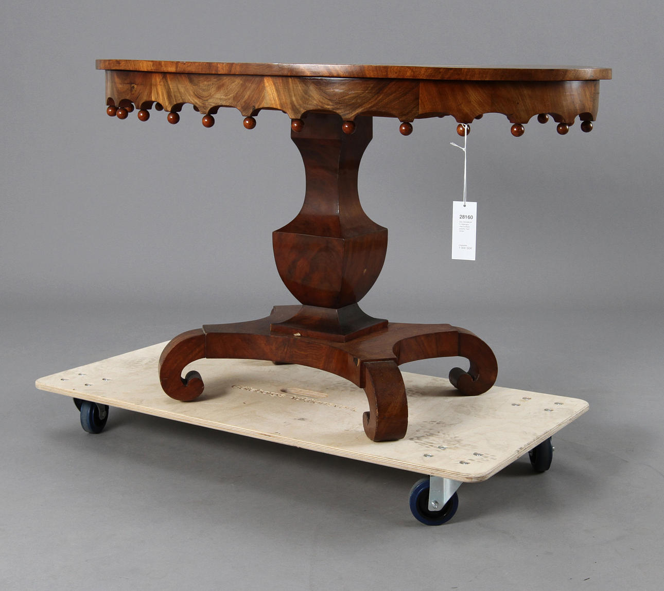SALONGSBORD. Mahogny med fyrdelad pelarfot. Karl-Johan.