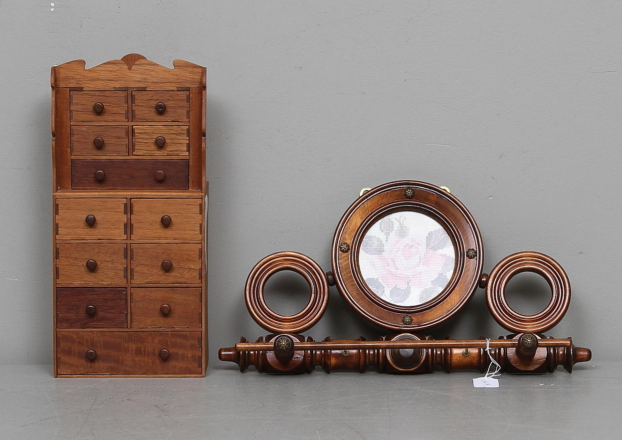 KRYDDSKÅP samt HÄNGARE, 1800/1900-tal.