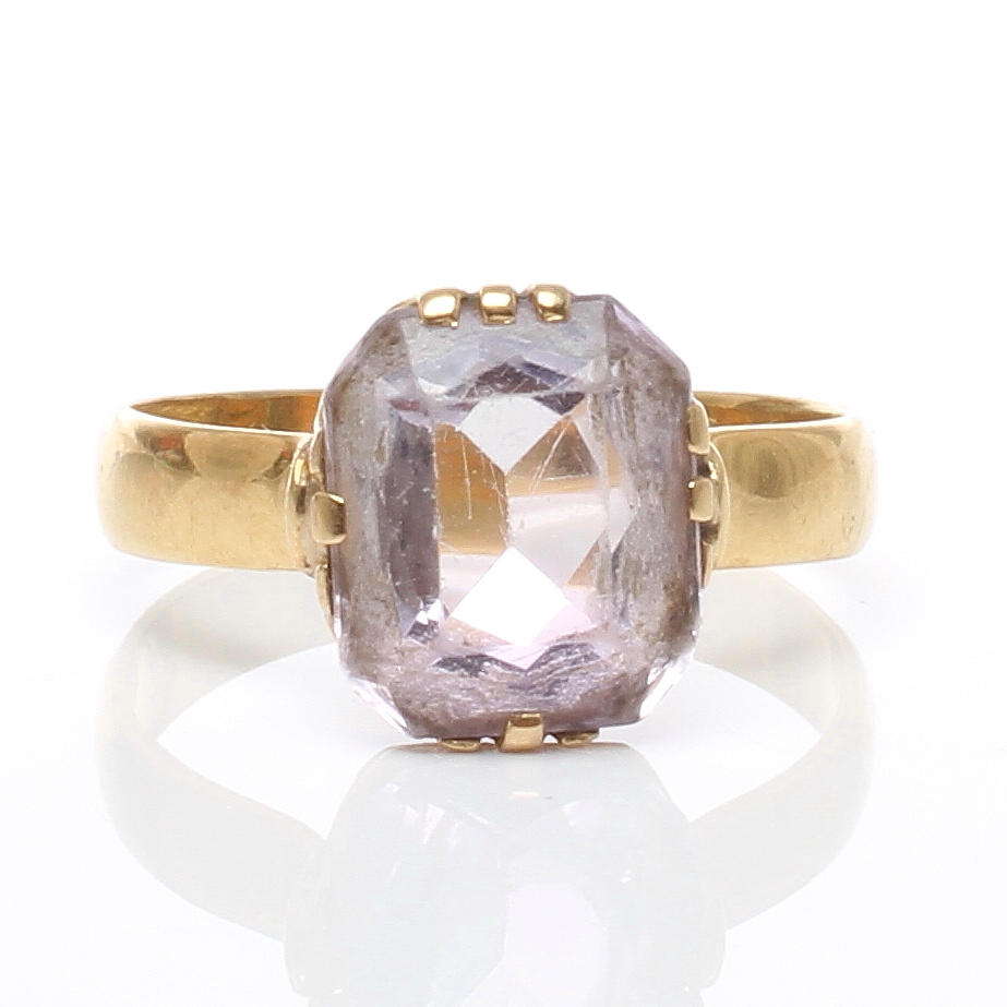 RING, 18k guld med lila sten, 1900-tal.