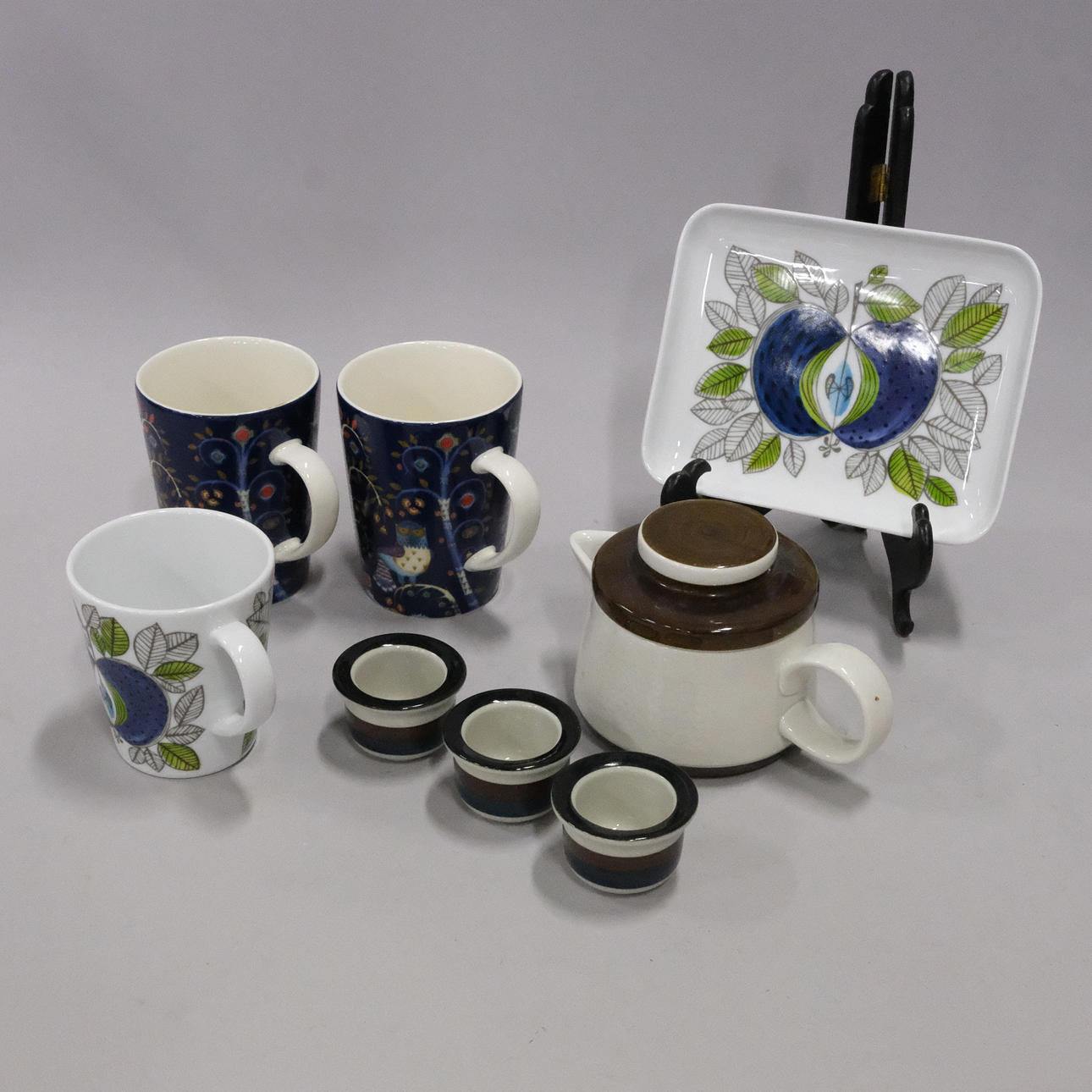 PORCELAIN OBJECTS, EIGHT PARTS.