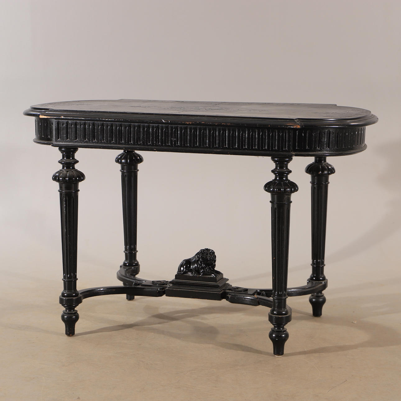 MESA DE CENTRO, pintada de negro, Nuevo Renacimiento.