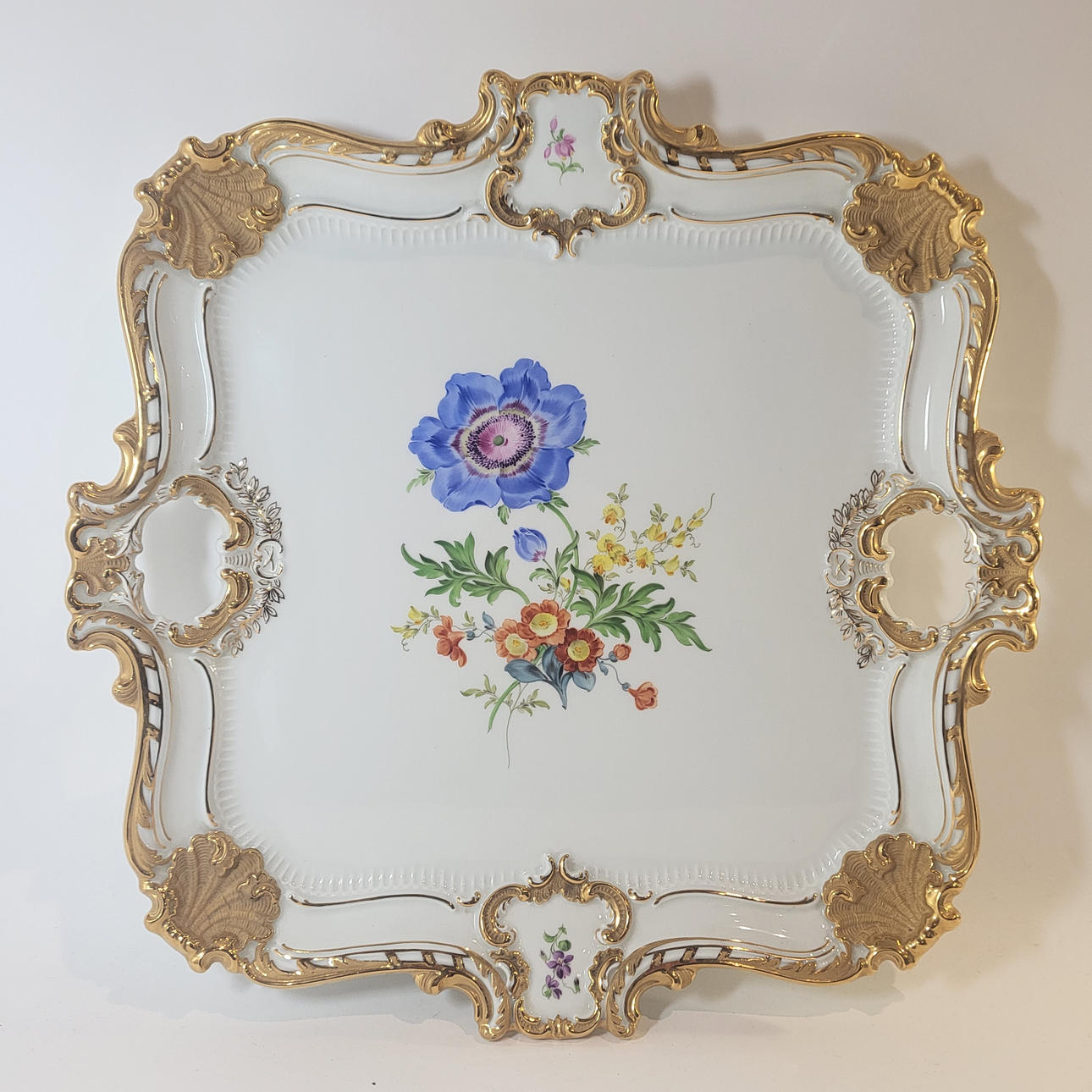 SERVING DISH IN MEISSEN PORCELAIN.