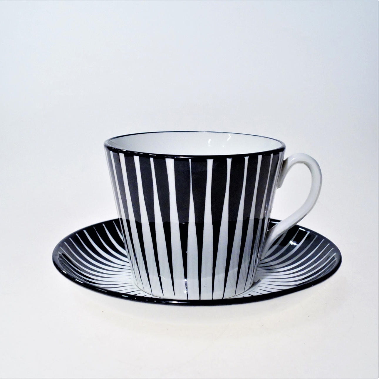 EUGEN TROST. TEKOPPAR, 5 st med fat, "Zebra", Upsala-Ekeby.