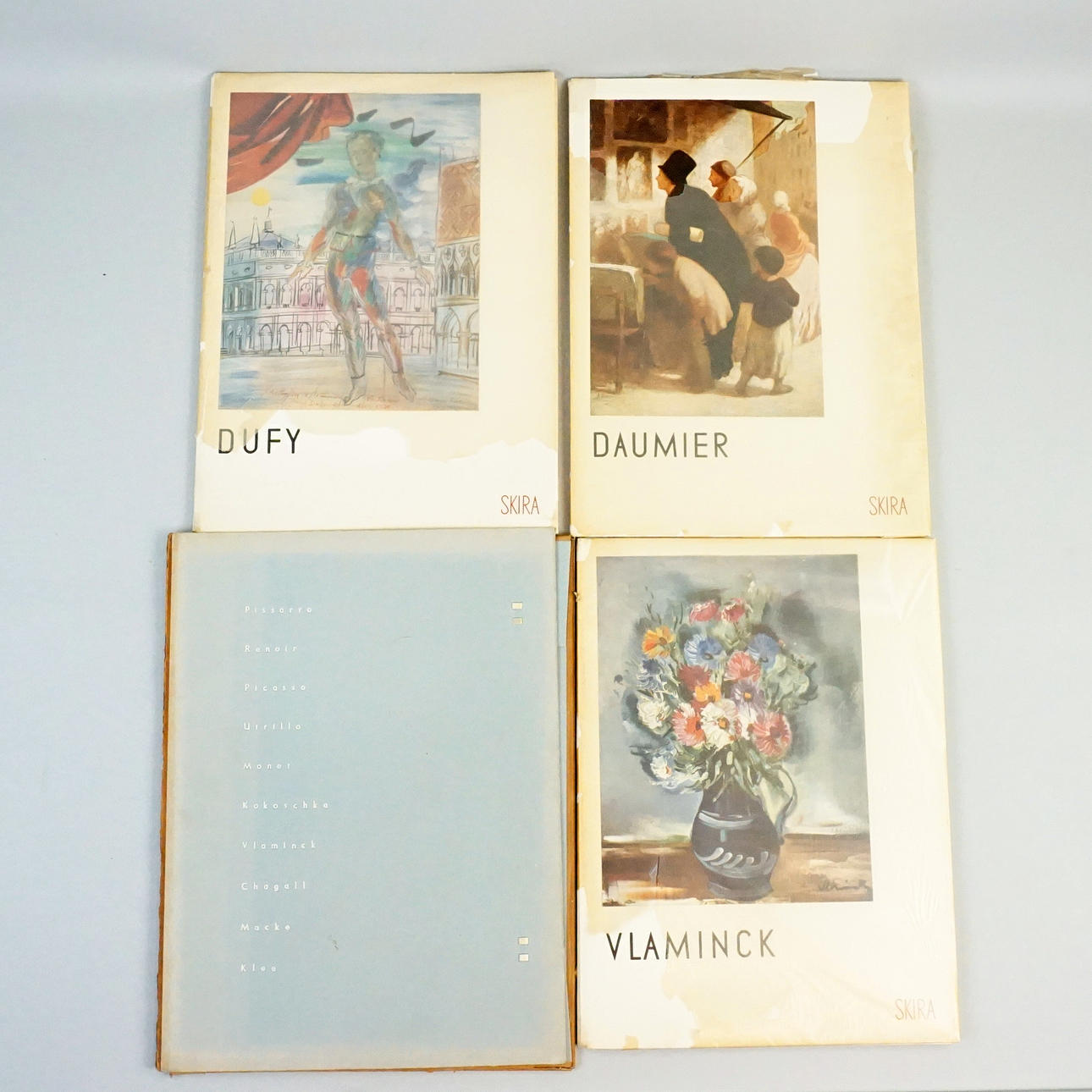 MAPPAR med tryck från olika utsällningar.