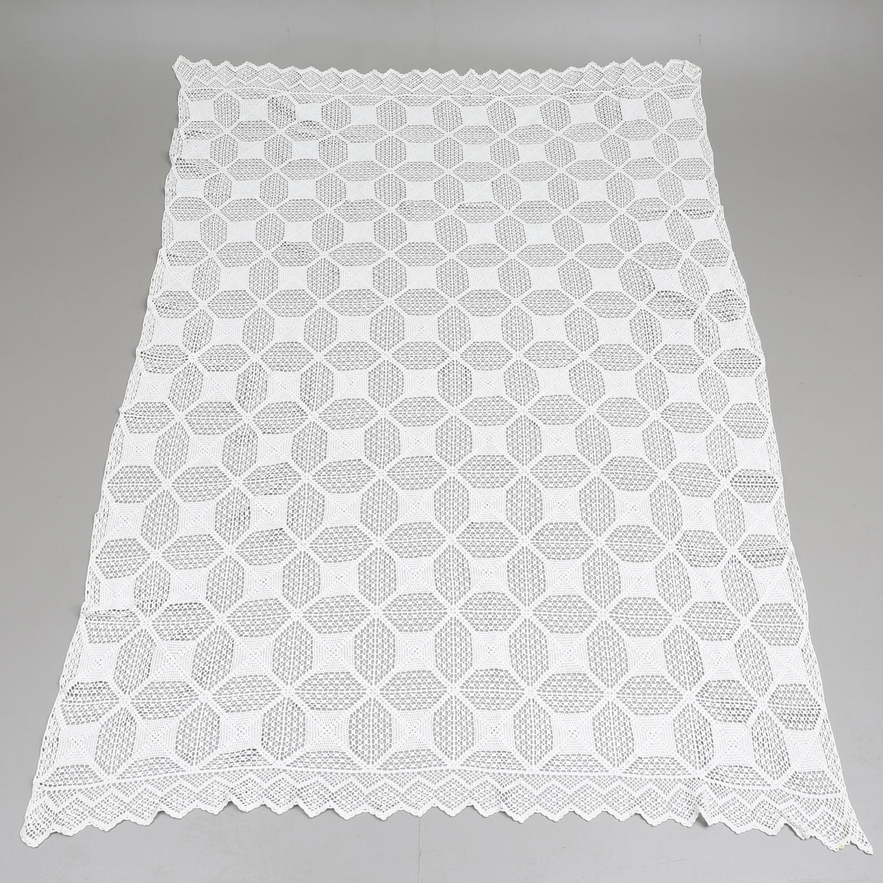 ÖVERKAST, virkat, 185 x 260 cm.